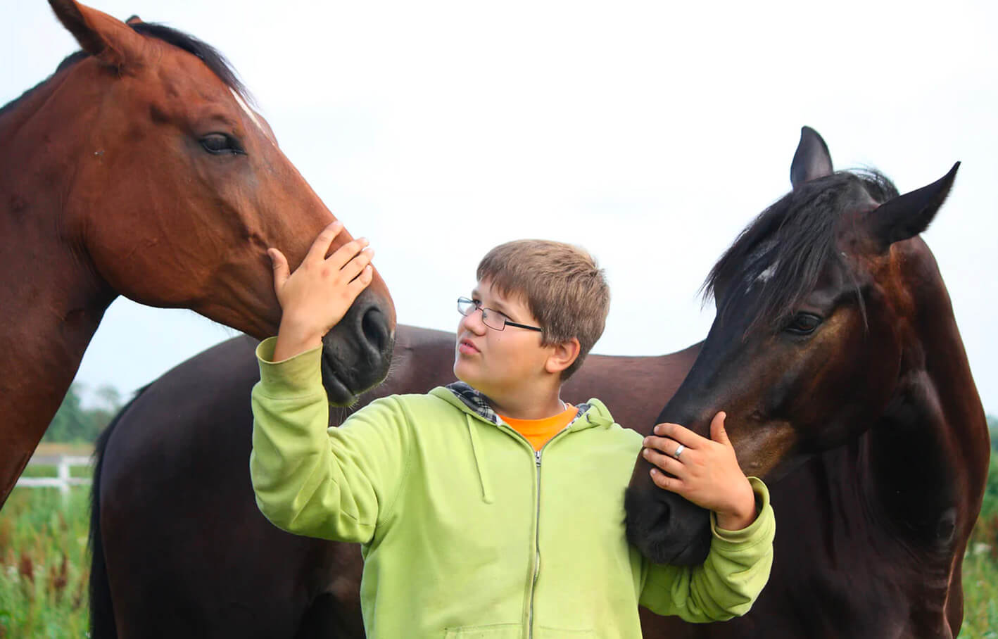 Enfant autiste en séance de thérapie avec un cheval de institut du ressenti.