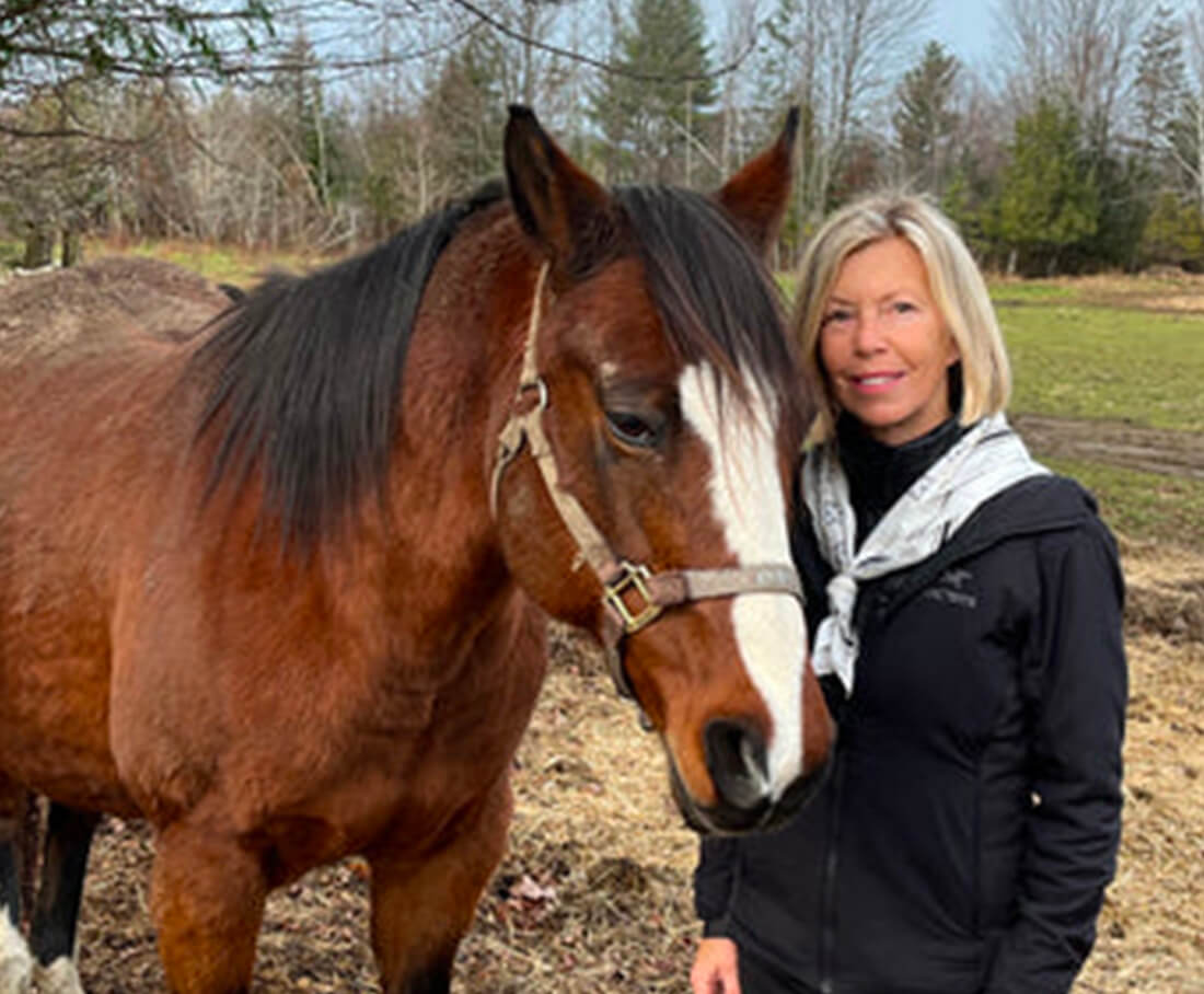 Martine Boucher avec un cheval. Fondatrice de l’Institut du Ressenti.